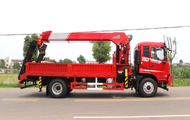 Dongfeng Changxing D3V Single-Axle Flatbed with Crane (8-ton 4-section Boom) detail view 5