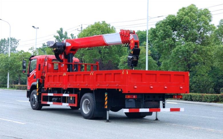 Dongfeng Changxing X1 Single-Row 8-ton 5-section Boom Truck Crane detail view 2