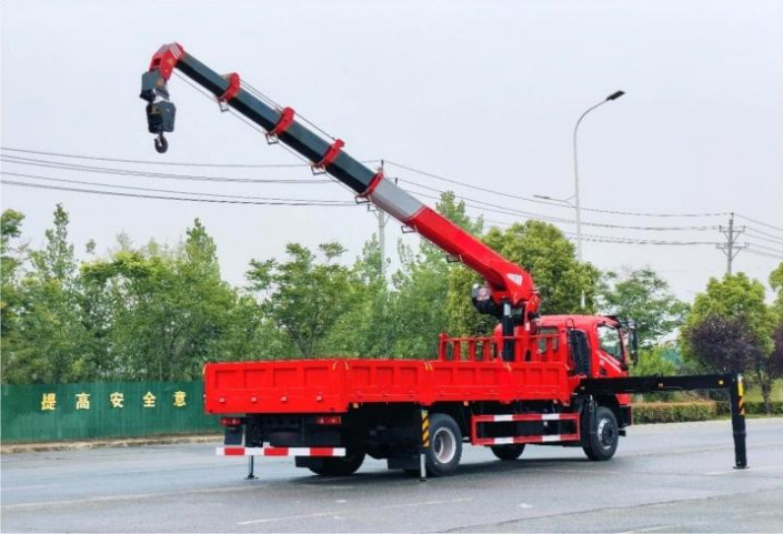 Dongfeng Changxing X1 Single-Row 8-ton 5-section Boom Truck Crane detail view 4
