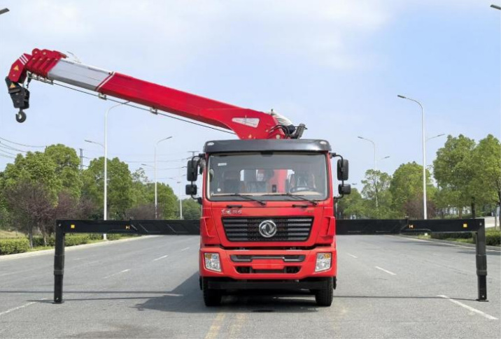 Dongfeng Jincheng V6 Front Four Rear Eight 14-ton 5-section Boom Truck Crane detail view 4