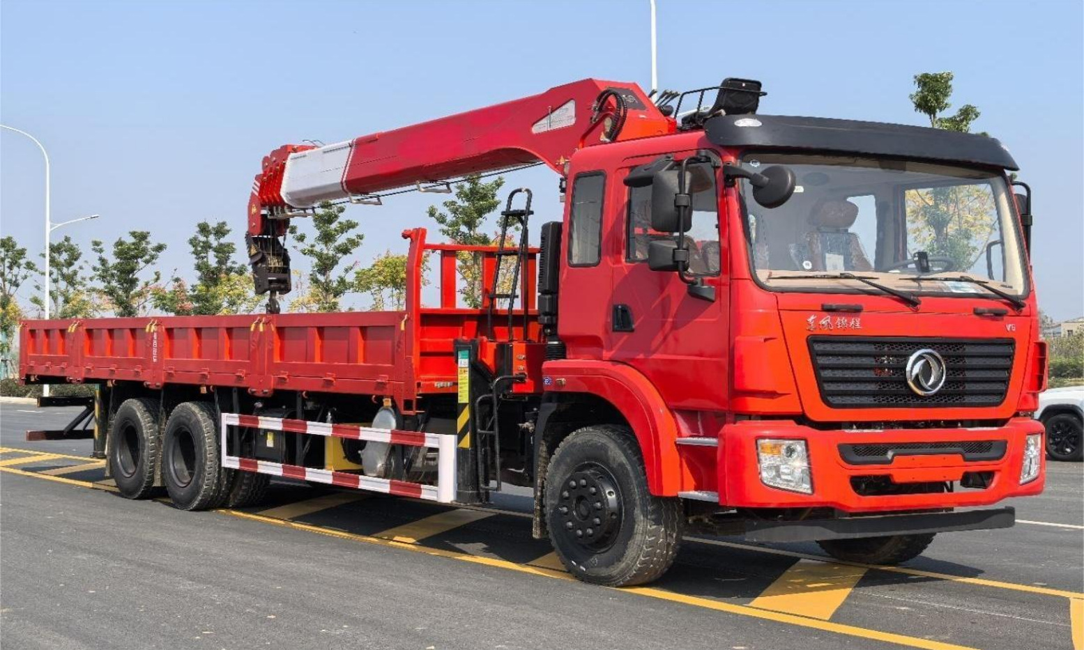 Dongfeng Jincheng V6 Rear Eight-wheel 12-ton 5-section Boom Truck Crane product view