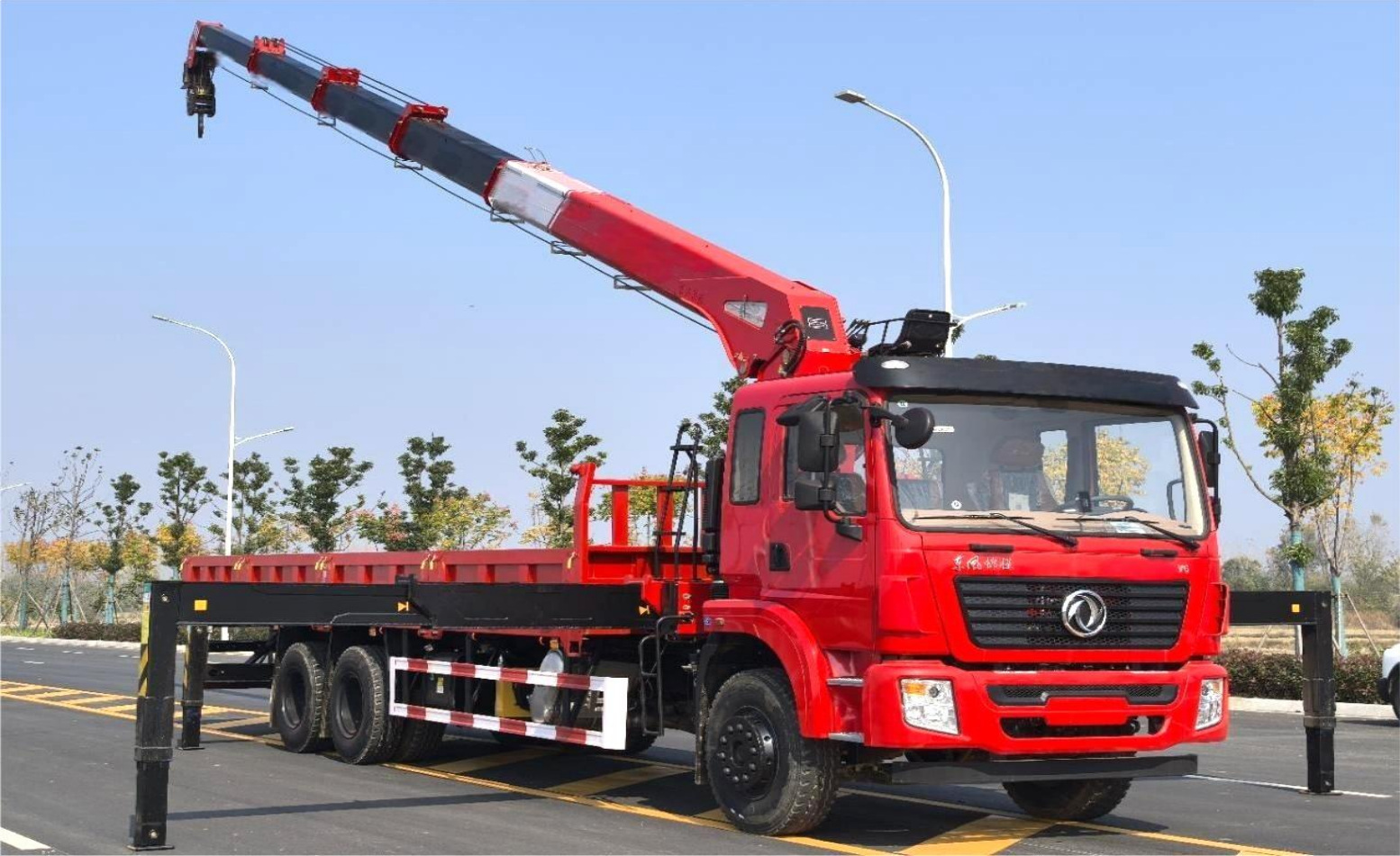 Dongfeng Jincheng V6 Rear Eight-wheel 14-ton 5-section Boom Truck Crane product view