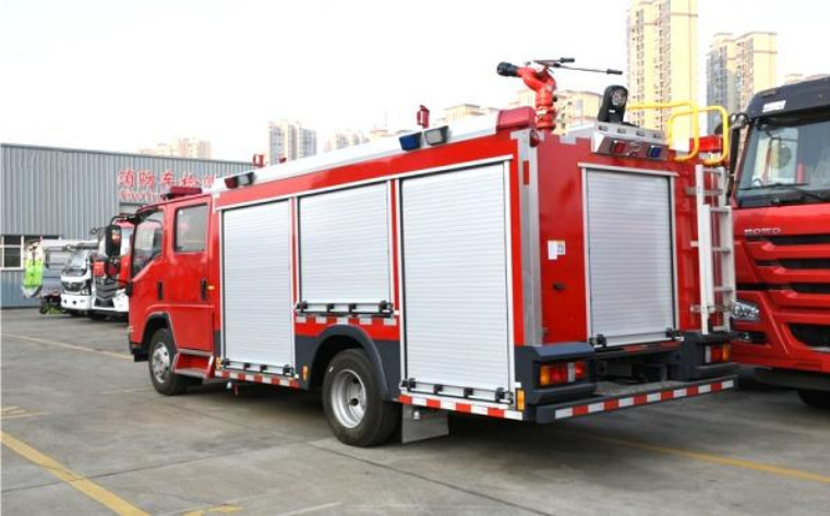 Isuzu 4 Ton Water Tank Fire Truck detail view 2