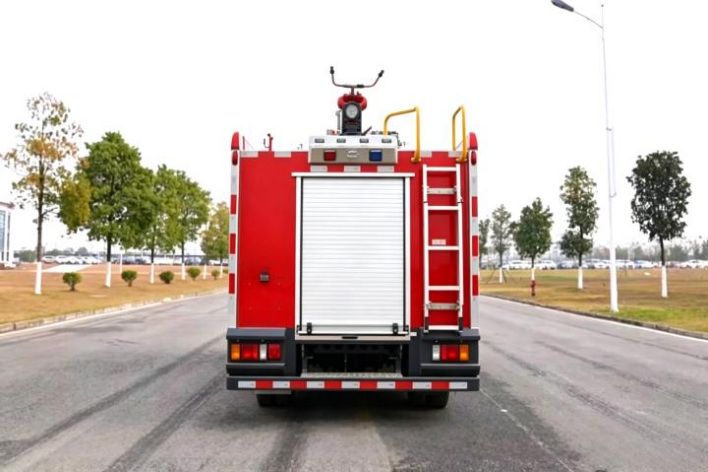 Isuzu 4 Ton Water Tank Fire Truck detail view 4