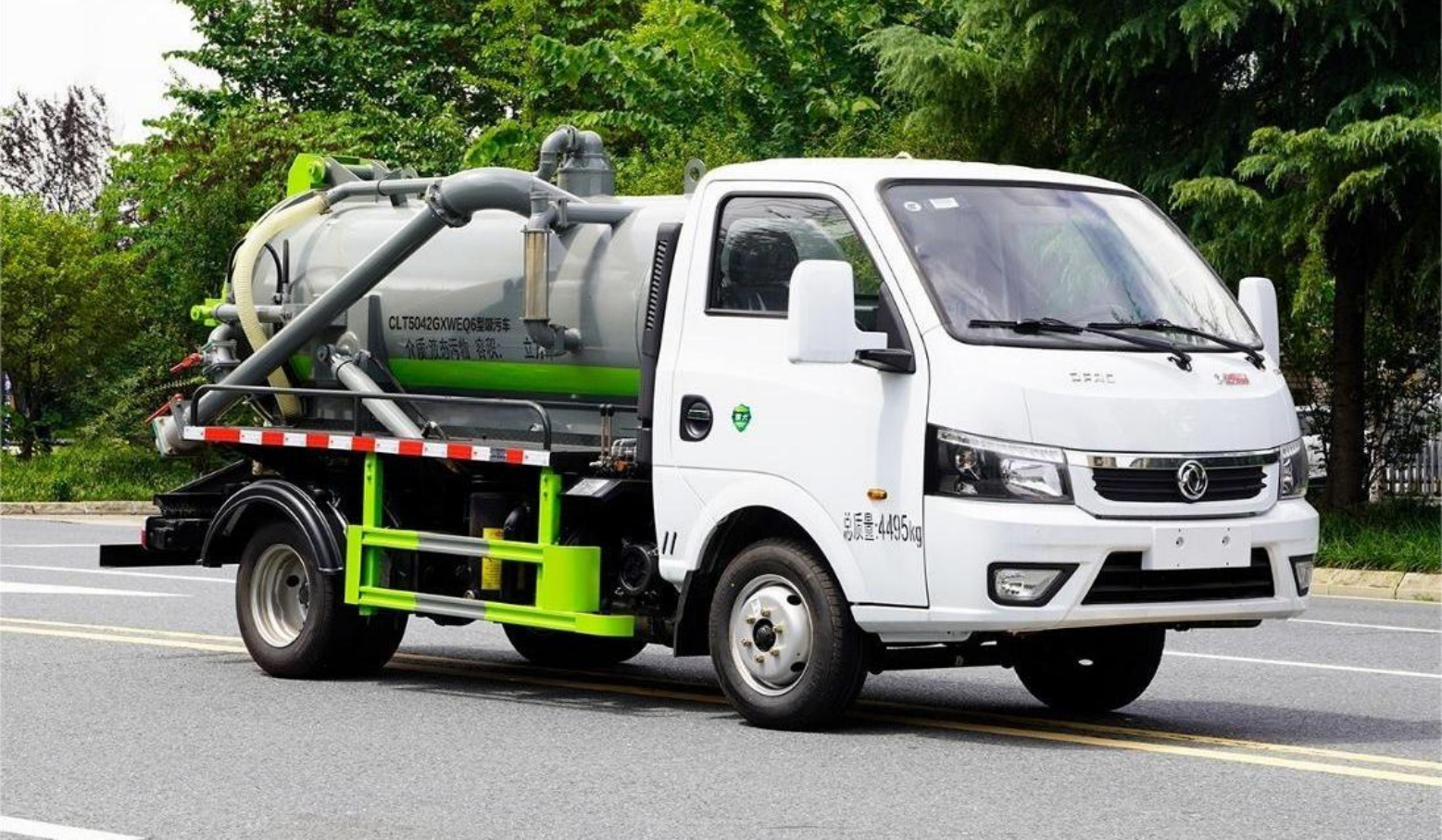 Dongfeng Tuyi 2m³ Vacuum Sewage Truck product view