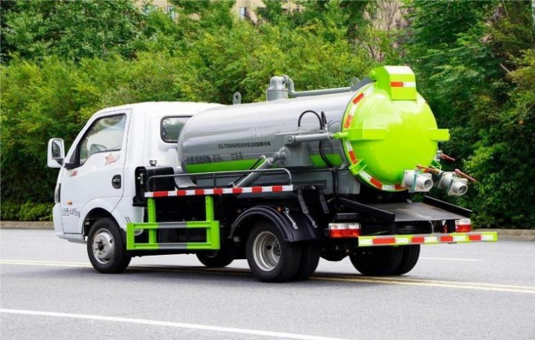 Dongfeng Tuyi 2m³ Vacuum Sewage Truck detail view 2