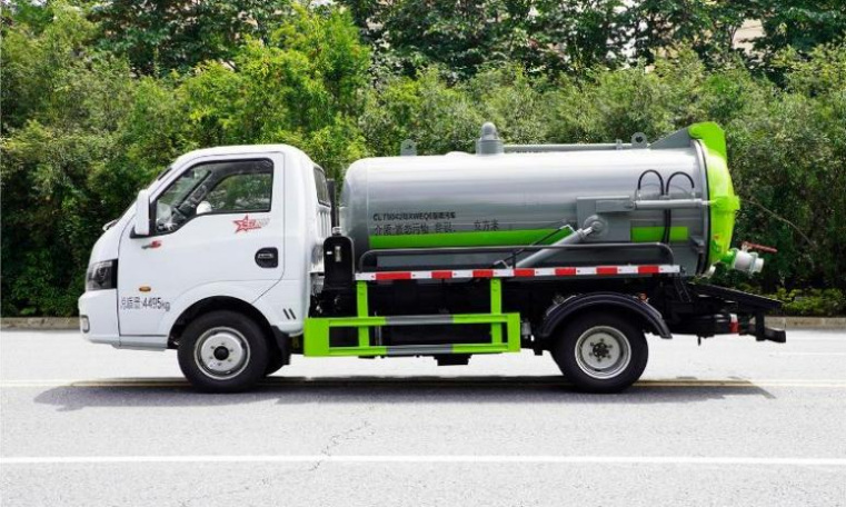 Dongfeng Tuyi 2m³ Vacuum Sewage Truck detail view 4