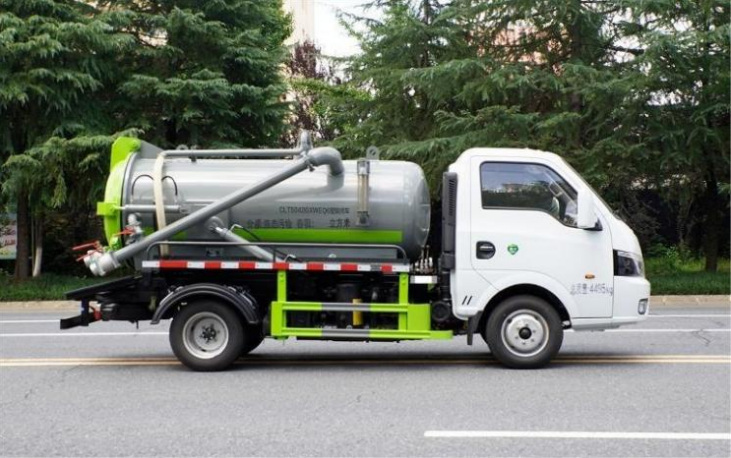 Dongfeng Tuyi 2m³ Vacuum Sewage Truck detail view 5