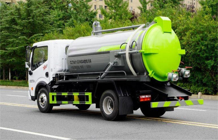 Dongfeng Dolika T17 4m³ Vacuum Sewage Truck detail view 2
