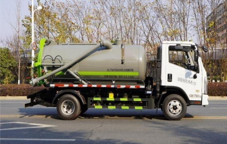 Foton Pilot M5 4m³ Vacuum Sewage Truck detail view 5