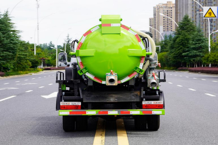 Foton Ouhang 12m³ Vacuum Sewage Truck detail view 3