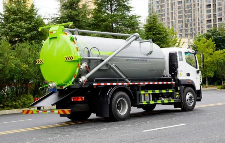 Foton Ouhang 12m³ Vacuum Sewage Truck detail view 5