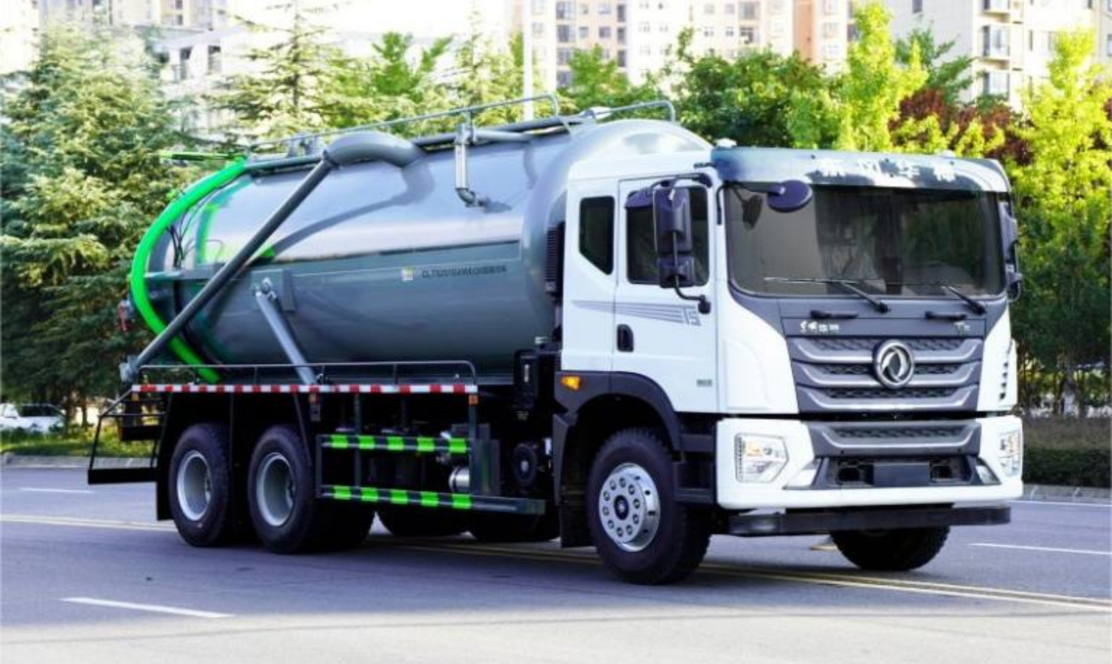 Dongfeng Huashen T5 15m³ Vacuum Sewage Truck product view