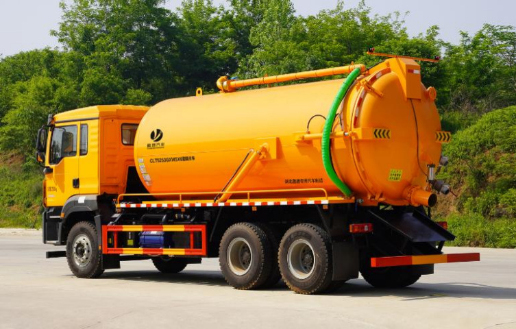 Shaanxi Heavy Duty Truck 15m³ Vacuum Sewage Truck detail view 2