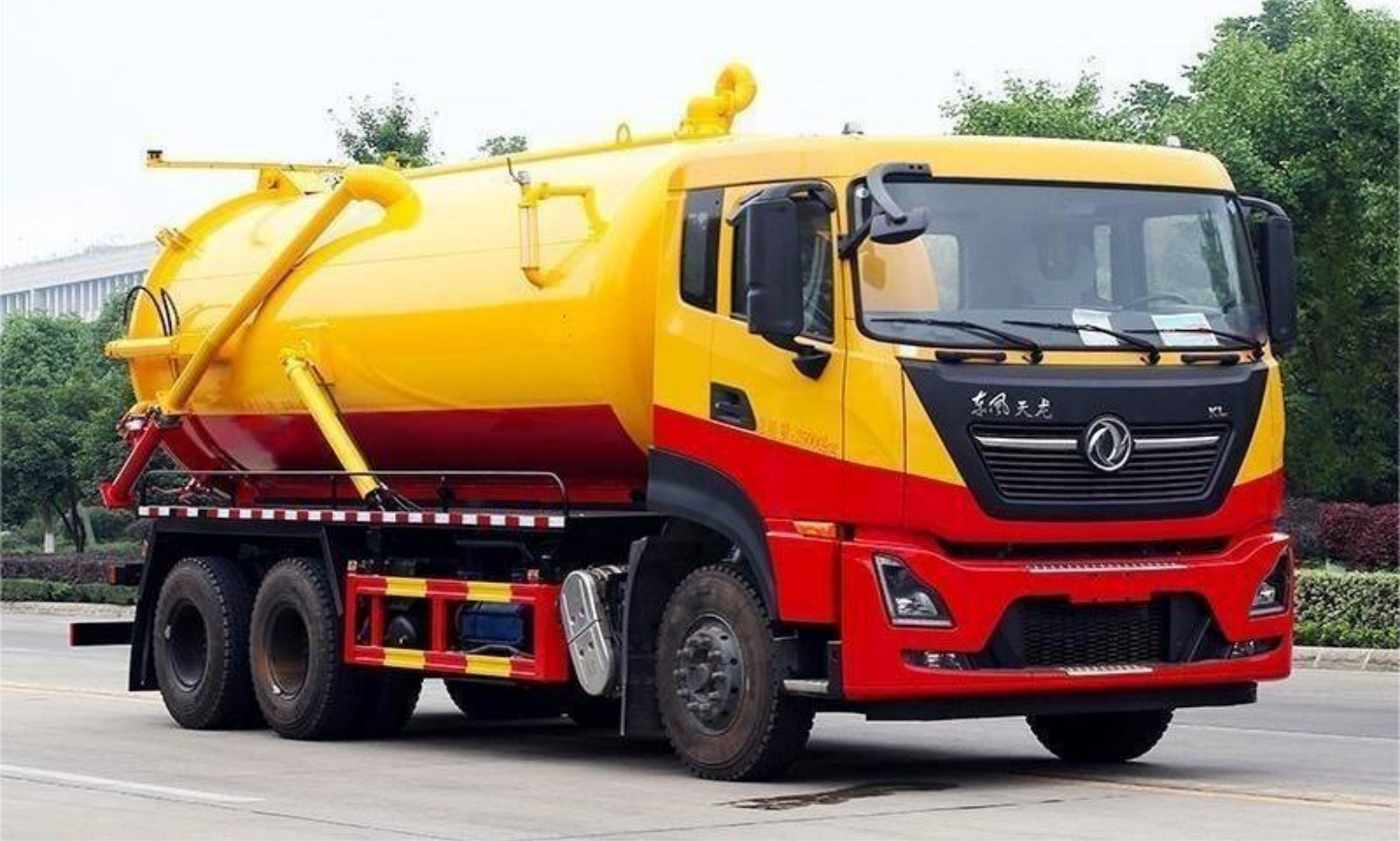 Dongfeng Tianlong Rear Double Axle 15m³ Vacuum Sewage Truck product view