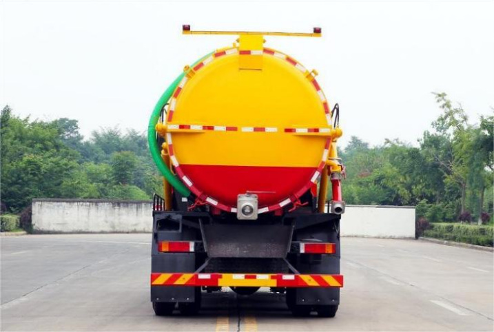 Dongfeng Tianlong Rear Double Axle 15m³ Vacuum Sewage Truck detail view 3