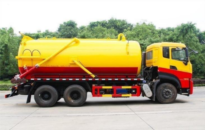 Dongfeng Tianlong Rear Double Axle 15m³ Vacuum Sewage Truck detail view 5