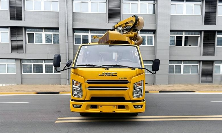 Jiangling 7m³ Green Space Trimming Truck detail view 3