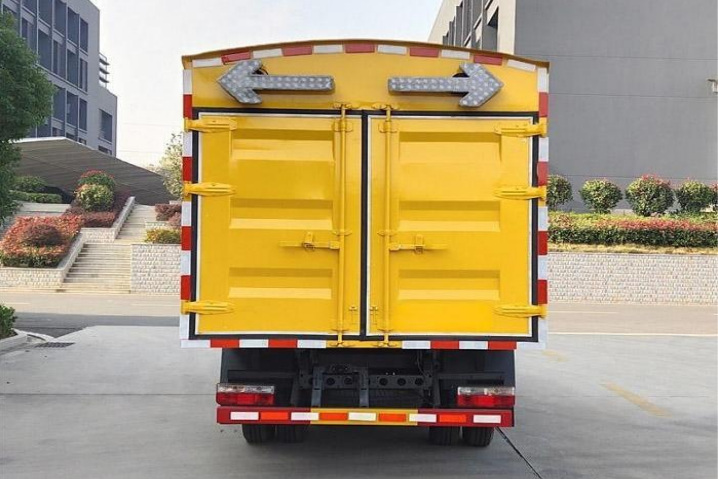 Dongfeng Tuyi 8m³ Garden Tree Shredder Truck detail view 4