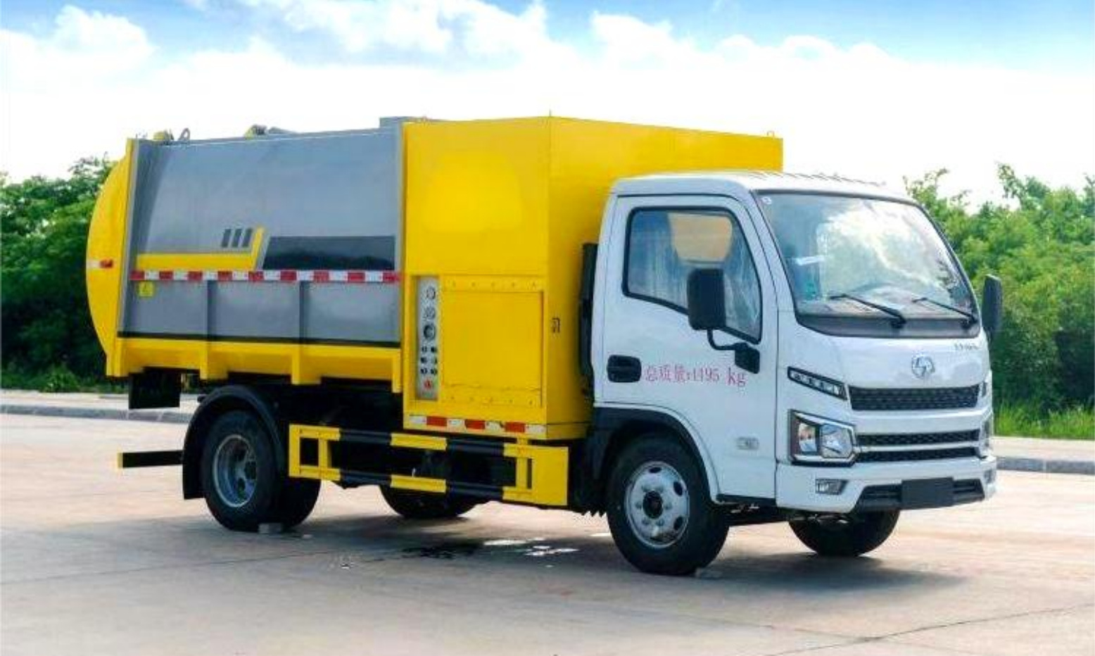 SAIC Yuejin Blue Label 6m³ Garden Tree Shredder Truck product view