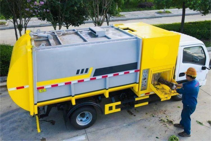 SAIC Yuejin Blue Label 6m³ Garden Tree Shredder Truck detail view 4