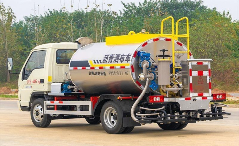 Foton Xiaoka Star 3m³ Asphalt Distributor Truck detail view 2