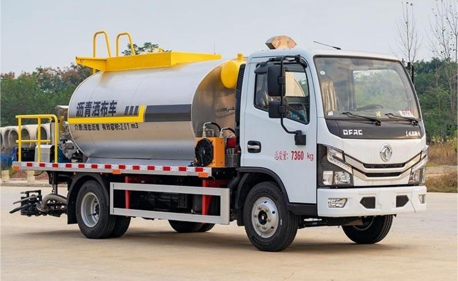 Dongfeng Small Duolika 4m³ Asphalt Distributor Truck product view