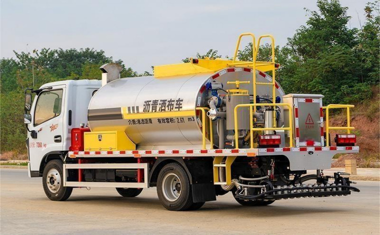 Dongfeng Small Duolika 4m³ Asphalt Distributor Truck detail view 2