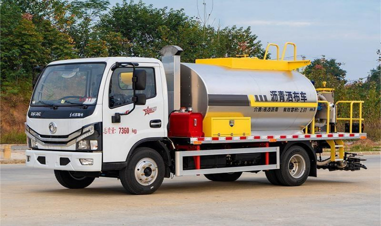 Dongfeng Small Duolika 4m³ Asphalt Distributor Truck detail view 3