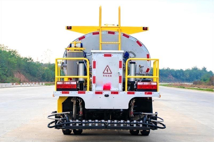 Dongfeng Small Duolika 4m³ Asphalt Distributor Truck detail view 4