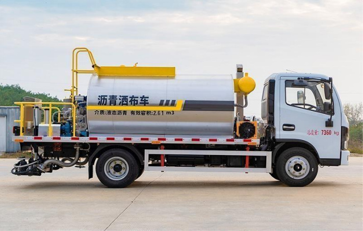 Dongfeng Small Duolika 4m³ Asphalt Distributor Truck detail view 5