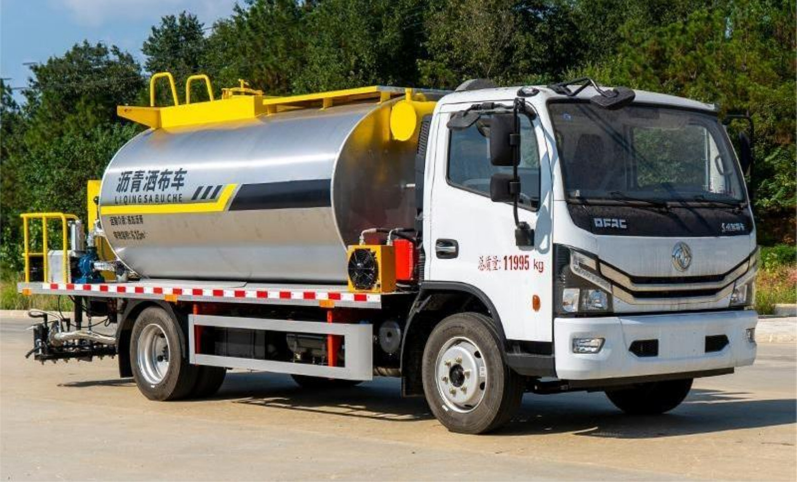 Dongfeng Daduolika 7m³ Asphalt Distributor Truck product view