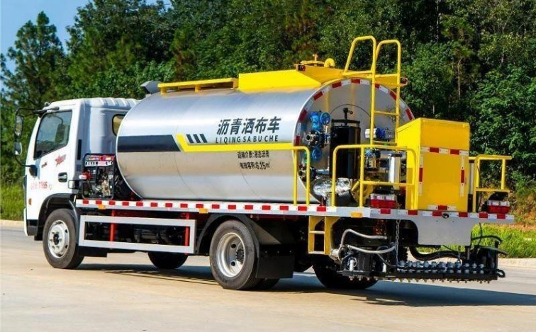 Dongfeng Daduolika 7m³ Asphalt Distributor Truck detail view 2