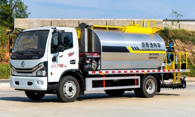 Dongfeng Daduolika 7m³ Asphalt Distributor Truck detail view 3