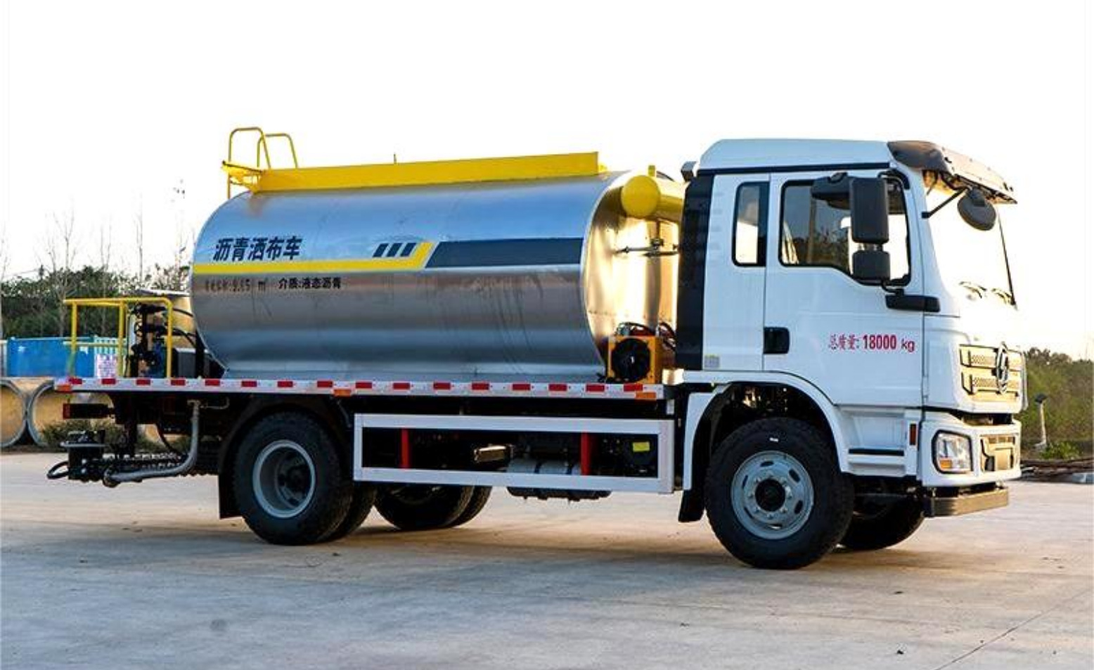 Shacman L3000 9m³ Asphalt Distributor Truck product view