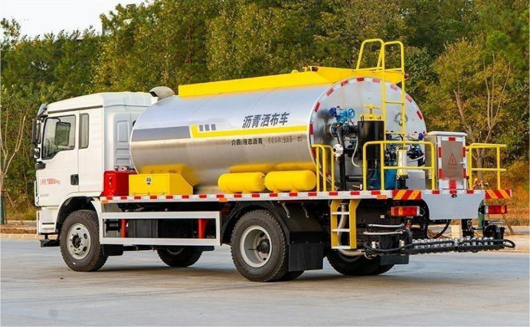 Shacman L3000 9m³ Asphalt Distributor Truck detail view 2