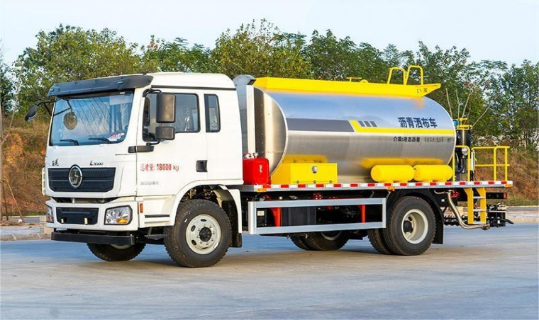 Shacman L3000 9m³ Asphalt Distributor Truck detail view 3
