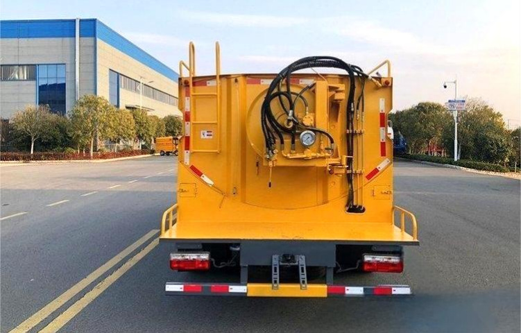 Dongfeng Duolika 6m³ Sewer Jetter & Cleaning Truck detail view 2