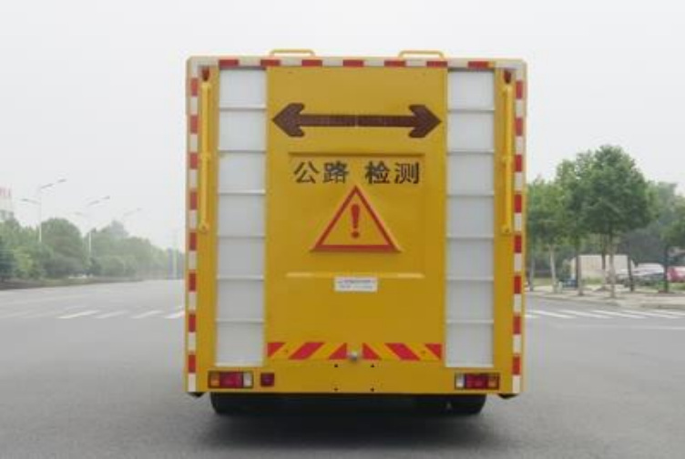 Isuzu Giga Highway Inspection Truck detail view 2