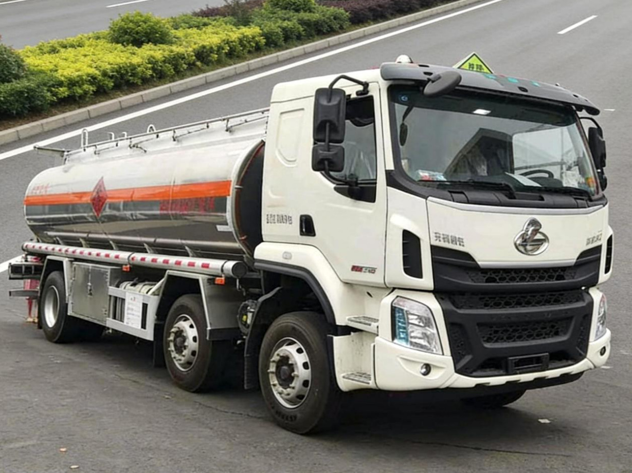 Liuqi Chenglong H5 Small Three-Axle Aluminum Alloy 21m³ Oil Transport Truck product view