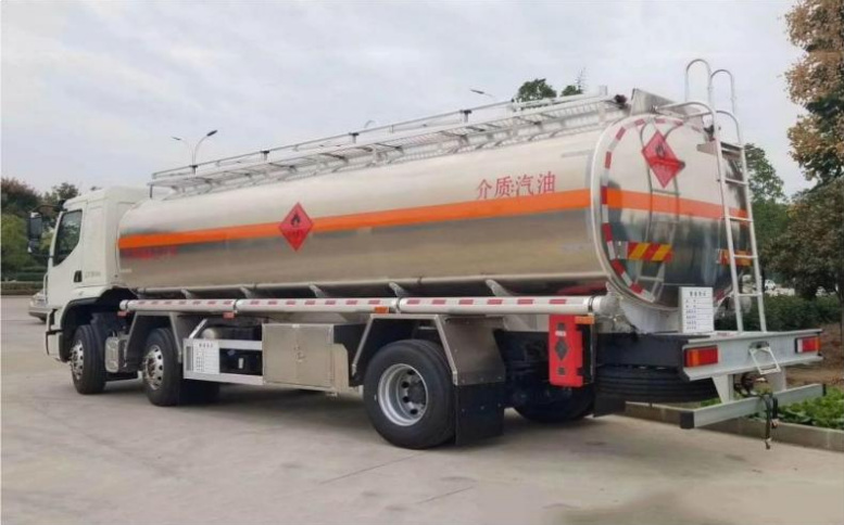 Liuqi Chenglong H5 Small Three-Axle Aluminum Alloy 21m³ Oil Transport Truck detail view 2