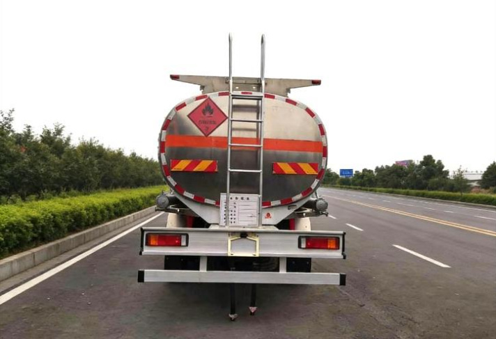 Liuqi Chenglong H5 Small Three-Axle Aluminum Alloy 21m³ Oil Transport Truck detail view 4