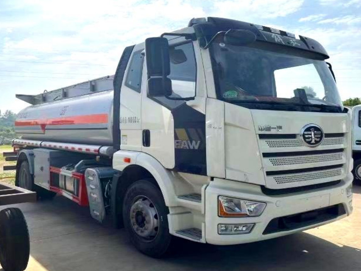 FAW Jiefang J6L 16m³ Oil Transport Truck product view