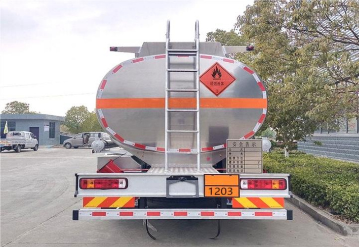 FAW Jiefang J6L 16m³ Oil Transport Truck detail view 4
