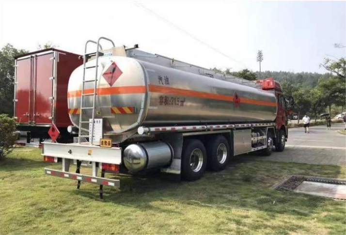 FAW Jiefang 8×4 31m³ Oil Transport Truck detail view 3
