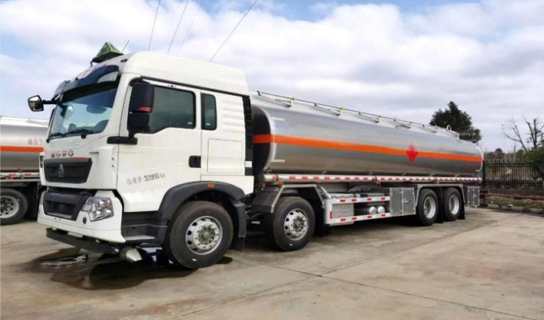 Sinotruk Howo 8×4 27m³ Oil Transport Truck detail view 3