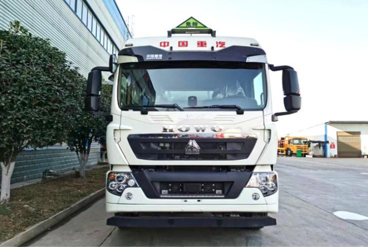 Sinotruk Howo 8×4 27m³ Oil Transport Truck detail view 4