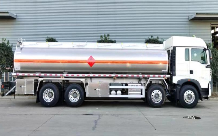 Sinotruk Howo 8×4 27m³ Oil Transport Truck detail view 5