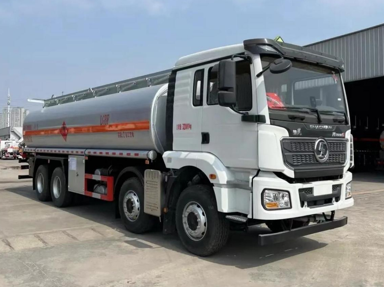 Shacman Delong 8×4 28m³ Oil Transport Truck product view