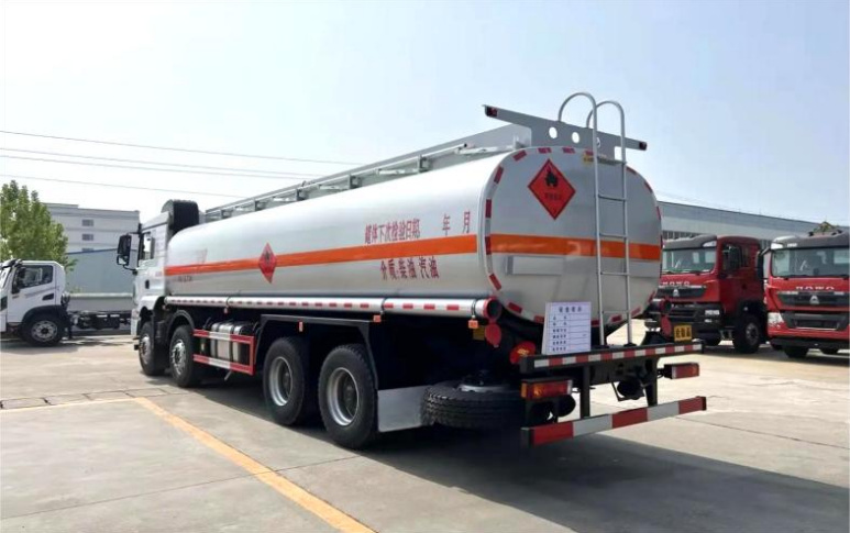 Shacman Delong 8×4 28m³ Oil Transport Truck detail view 2